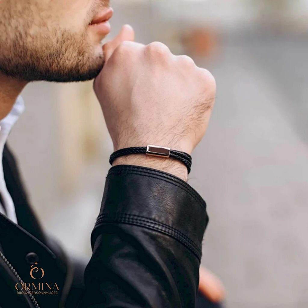 bracelet en cuir tressé plaque et breloque avec gravure